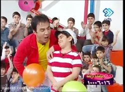 یکی داره آواز میخونه .. عمو پورنگ